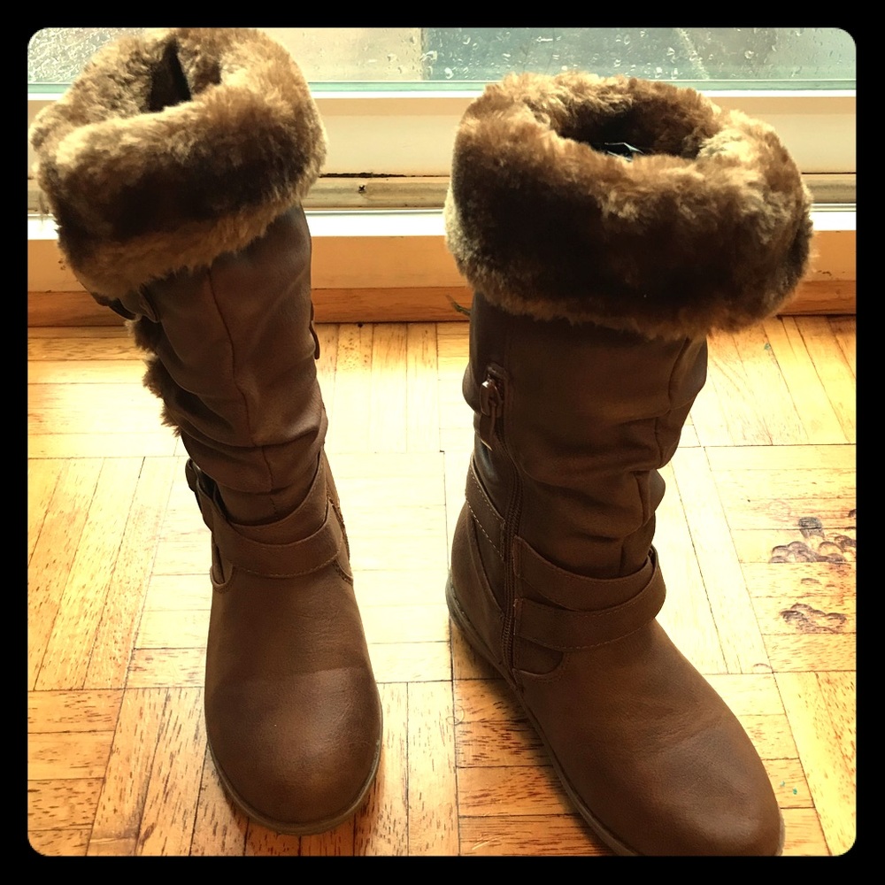 Girl boots. Size 11 toddler. Side zipper